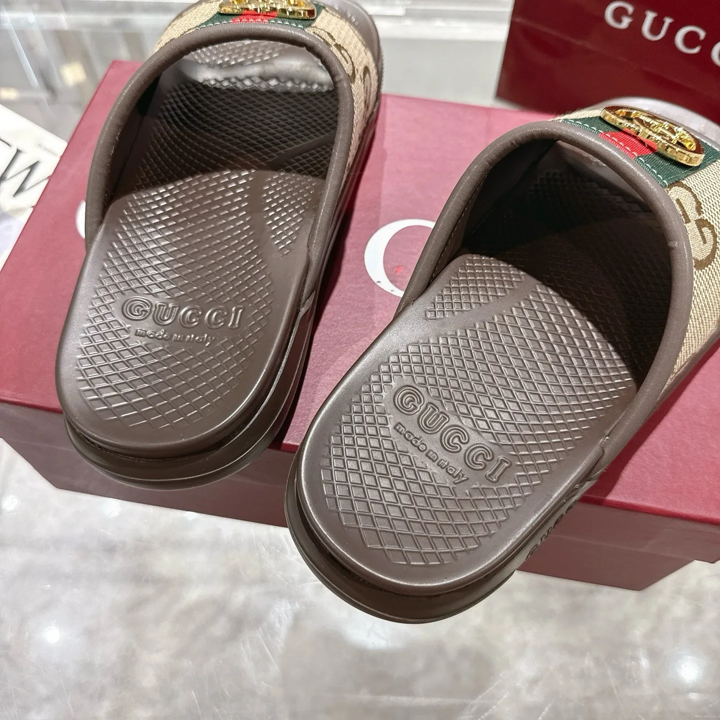 Men's Men's Shoes 💰440🌸🌸New Summer Men's Slip-On Slides This item is inspired by the summer spirit and beach clubs of the Italian coast and is part of Gucci Lido. The Pre-Fall collection reinterprets the brand's signature elements and sophisticated patterns in a contemporary way. Made from black rubber, these flat sandals feature a slip-on design that reinterprets the brand's distinctive green and red web design.  GG Classic Upper Men's Molded Rubber Footbed GG Gold Hardware Logo Flat Made in Italy Size: Men's 40 to 47,